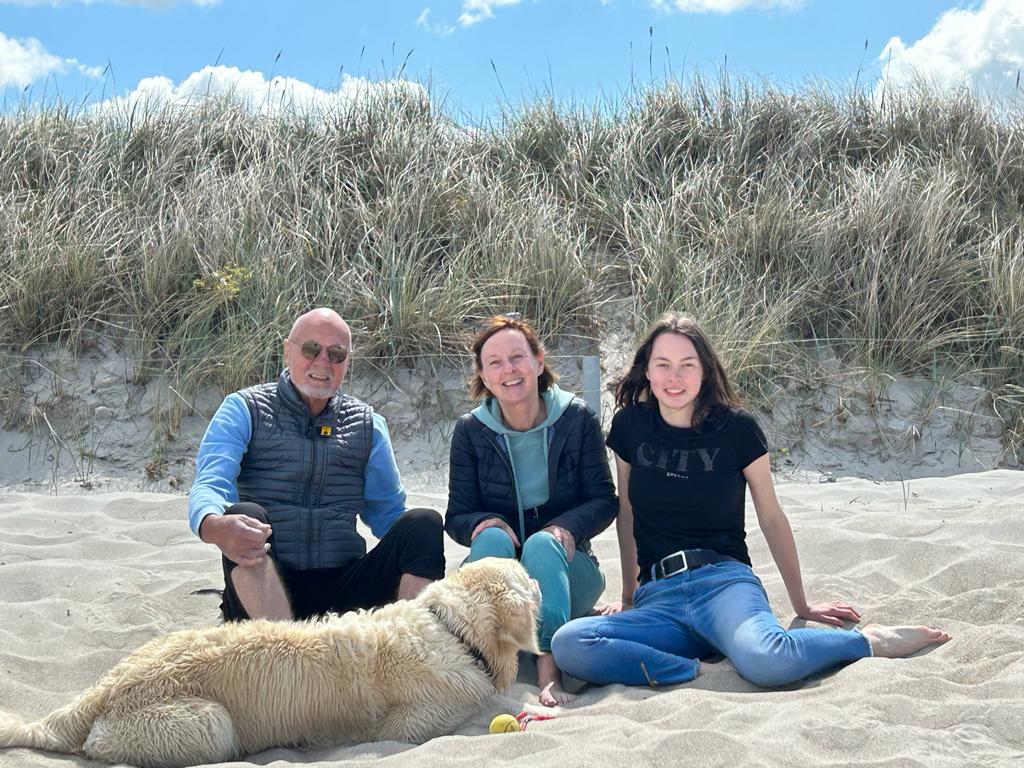 Ulrike Schneider mit Familie und Hund im Urlaub